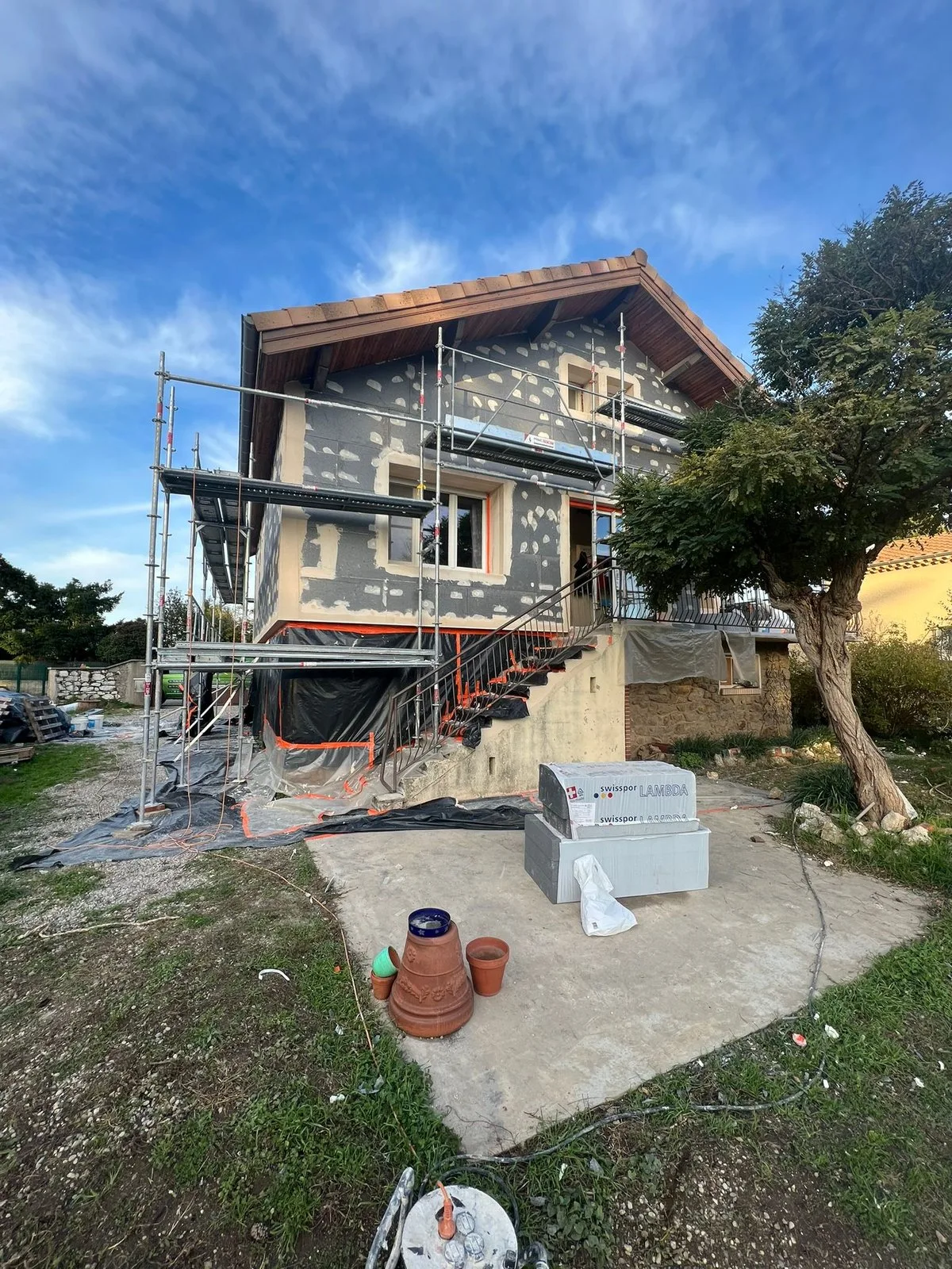 Guide du ravalement de façade à Bourg-en-Bresse — chantier sur échafaudage