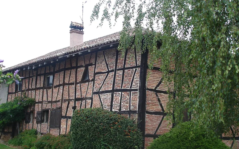 Façade en pisé bressan — maison bressane traditionnelle en terre crue