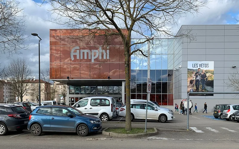 Quand ravaler sa façade à Bourg-en-Bresse — cinéma L'Amphi